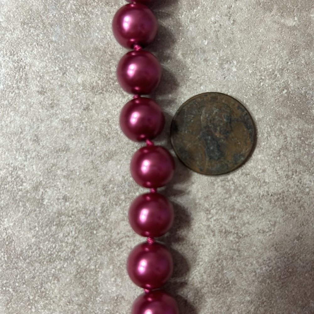 Brand new hot pink pearls - Picture 2 of 4